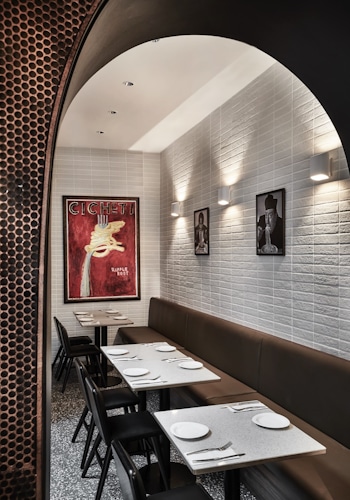 Experience the Essence of Venetian Design and Hospitality at Bar Cicheti, Singapore, design by Studio Königshausen. This Singaporean gem features a minimalist interior adorned with classic bistro elements, paying homage to Venetian Gothic architecture. 